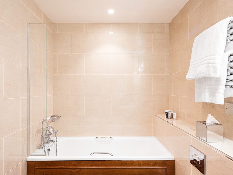 Standard-Double-Bathroom-800×600-1.jpg